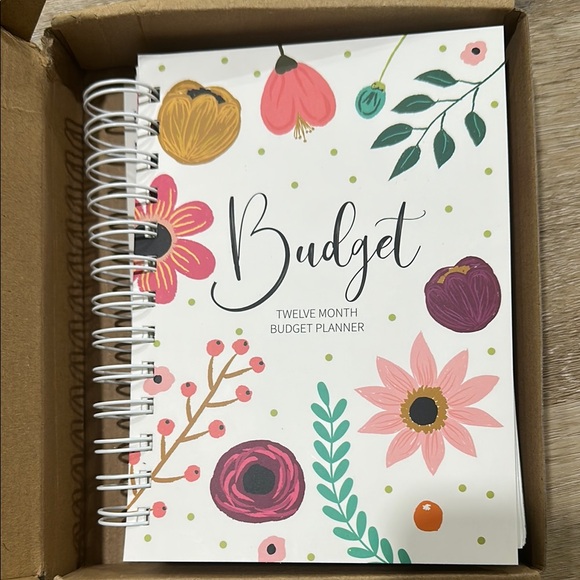 Floral Budget Planner with Spiral Binding 12 months - Picture 1 of 3